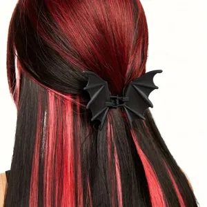Détail pince à cheveux aile de chauve-souris, accessoire gothique punk stylé.