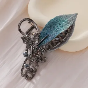 Pince à cheveux exquise brodée de feuilles en strass avec papillon et perle élégants.