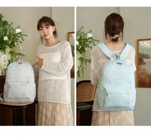Mochila casual elegante con estampado tie-dye para mujeres, bolso ligero de uso diario.