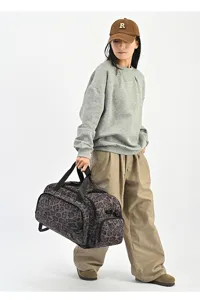 Vista dettagliata della borsa da viaggio leopardata multifunzionale con comode maniglie.
