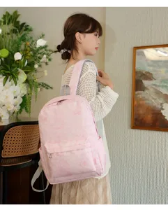 Mochila escolar de lona tie-dye rosa para uso diario, diseño casual y elegante.