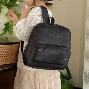Mochila casual elegante para mujer con textura tie-dye y compartimentos espaciosos diarios.