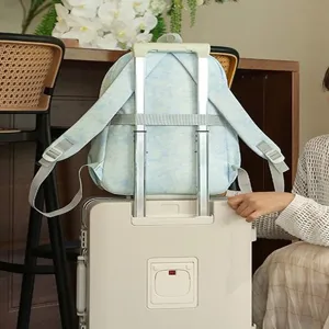 Mochila escolar con estampado de grafitis tie-dye, ligera y cómoda para uso diario.