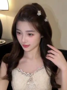 Koreanische Strass Blumen Haarklammer für Damen, elegante glitzernde Haarspange seitlich.