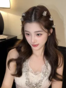Mollette per capelli con fiori di strass scintillanti, eleganti accessori di moda.