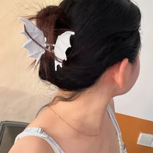 Vue détaillée de la pince à cheveux aile de chauve-souris blanche, style gothique et punk.