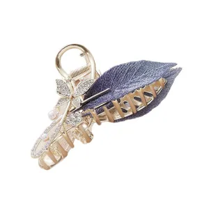 Pince à cheveux élégante en forme de feuille brodée avec strass et perles scintillants.