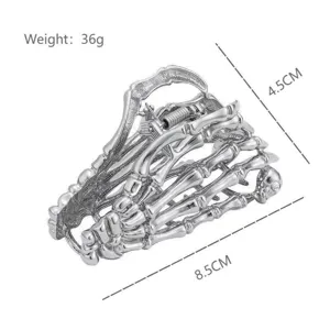 Detailansicht der gotischen Skeletthand Haarklammer mit metallischer Knochenstruktur.