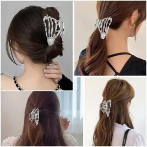 Detailansicht einer gotischen silbernen Skeletthand Haarklammer für elegante Frisuren.