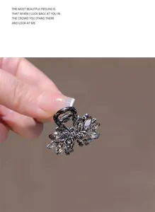 Gros-plan détaillé d'une mini pince à cheveux papillon en cristal étincelant pour coiffure.