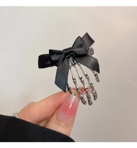 Pince a cheveux squelette gothique avec noeud noir accessoire de coiffure vintage Halloween.