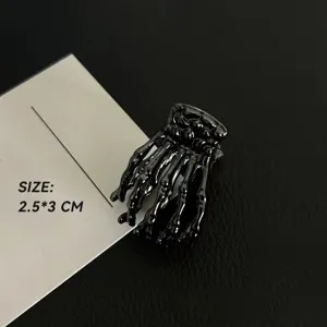 Gotische Skelett Hand Haarklammer, schwarze Metall Haifischklemme fuer Halloween und Party.