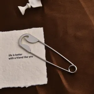 Grande pince à cheveux en métal épingle de sûreté argentée, accessoire minimaliste chic.
