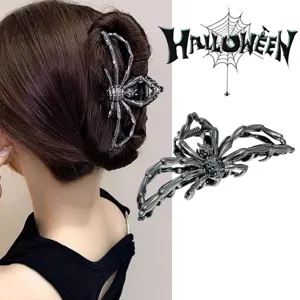 Vue détaillée de la pince à cheveux araignée argentée, accessoire idéal pour coiffure Halloween.