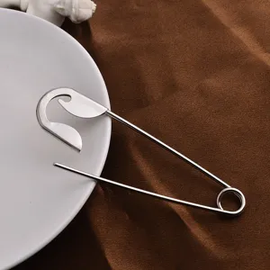Vue détaillée de grande pince à cheveux épingle de sûreté argentée en métal. Accessoire.