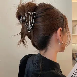 Pince à cheveux main de squelette argentée accessoire punk gothique pour chignon femme