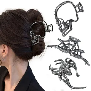 Pince à cheveux gothique en métal avec design de crâne et araignée pour élégantes coiffures.