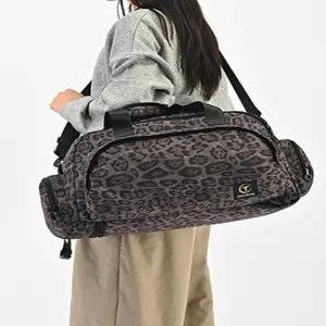 Elegante borsa da viaggio leopardata con grande capienza, tracolla e tasche laterali.