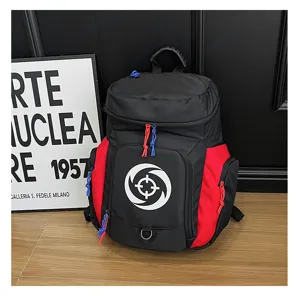 Vue détaillée du sac à dos de sport noir et rouge multifonctionnel avec graphique cible.