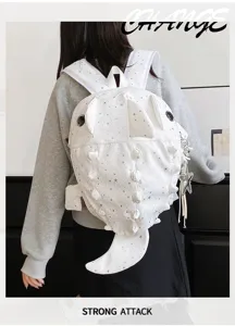 Detailansicht des weißen Stern-Cartoon-Hai-Rucksacks am Modell mit süßem Schwanz.