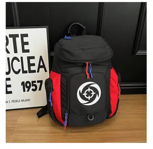 Vue detaillee d'un sac a dos de sport multifonctionnel en noir et rouge avec poches.