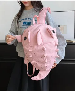 Detailansicht des süßen rosa Stern-Hai-Rucksacks am Model mit einzigartigen Stacheln.