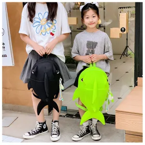 Detailansicht des süßen Haifisch-Rucksacks mit Stereo-Flossen für Kinder im Alltag.