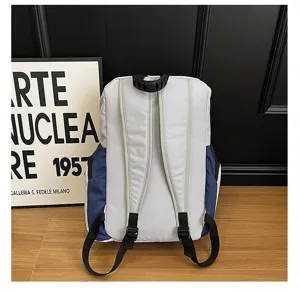 Vue détaillée de sac à dos scolaire multifonctionnel, corps gris et poches latérales bleues.