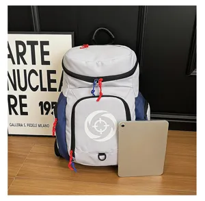 Détail de sac à dos de sport gris bleu, grand cartable scolaire avec cordons colorés et logo.