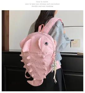 Detailaufnahme des rosa Rucksack mit Sternenmuster und Haifischflossen am Modell getragen.