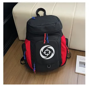Vue détaillée du grand sac à dos de sport noir et rouge multifonctionnel entraînement.