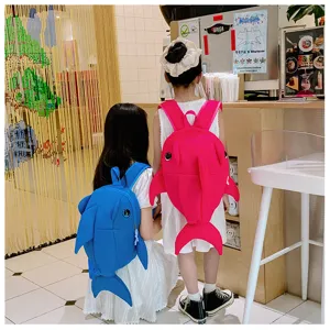 Süßer Hai-Rucksack im Detail, mit 3D-Wal-Design, ideal für Kinder und Studenten auf Reisen.