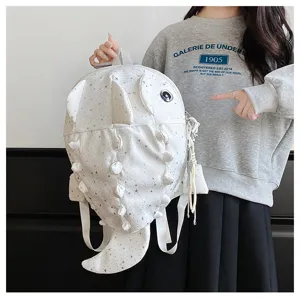 Detailansicht des kreativen weißen Rucksack in Haifischform mit Sternenmuster und Design.