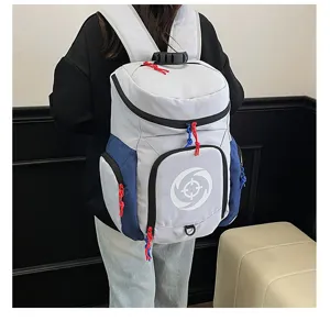 Vue détaillée du sac à dos de sport multifonctionnel avec des couleurs contrastées et zips.