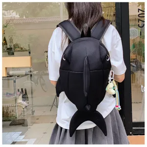 Detailansicht eines niedlichen schwarzen Haifisch-Rucksacks mit 3D-Flossen und Mini-Anhänger.