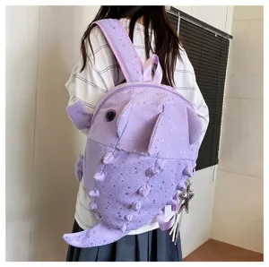Detailansicht des lila Sternen Cartoon Fisch Rucksacks mit witzigen dreidimensionalen Flossen.
