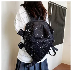 Detailansicht des schwarzen Sternenmuster Cartoon Fisch Rucksack, mit kreativem Flossen Design.