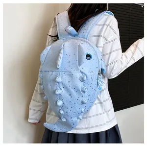 Detailansicht des süßen blauen Haifisch-Rucksacks mit Sternen am Rücken, modernes Design.