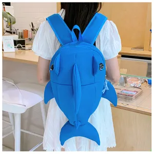 Detailansicht des blauen Haifisch-Rucksacks mit realistischen Flossen und Trägern.
