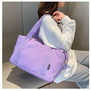 Detailaufnahme der leichten lila Reisetasche mit Riemenstruktur und praktischem Reißverschluss.