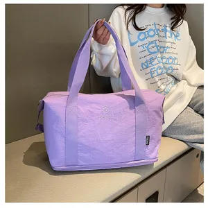 Leichte Reisetasche mit großem Fassungsvermögen in Helllila, ideal für Kurztrips und Fitness.