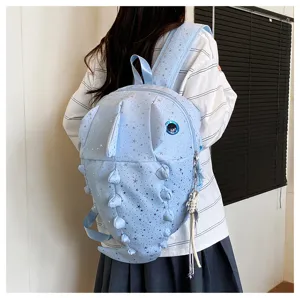 Detailansicht des niedlichen Sternen Hai Rucksacks getragen, mit 3D Flossen und Sternen Muster.