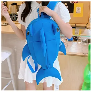 Detailansicht des süßen blauen Haifisch-Rucksacks mit klaren Merkmalen von Flossen und Fischschwanz.