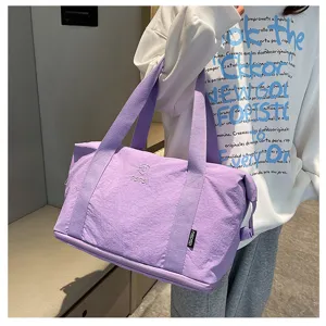 Detailansicht der lila Reisetasche mit grossem Stauraum und erweiterbarem Bodenbereich.