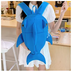 Detailansicht des blauen Hai-Rucksacks, niedliches Tierdesign für Studenten und tägliche Reisen.