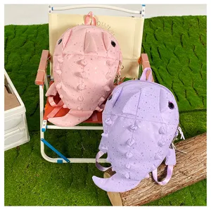 Detailansicht des niedlichen Sternen Hai Rucksacks in Rosa und Lila mit verspielten 3D Flossen.