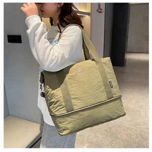 Detailansicht einer leichten erweiterbaren Reisetasche mit großem Volumen ideal für Sport