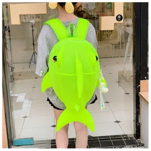 Niedlicher neongrüner Wal-Rucksack Detail, kreative Tierform Schultasche mit Schultergurten.