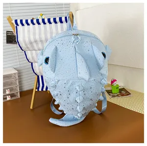 Nahaufnahme des niedlichen blauen Stern Cartoon Haifisch Rucksacks, verspielte Schultasche.