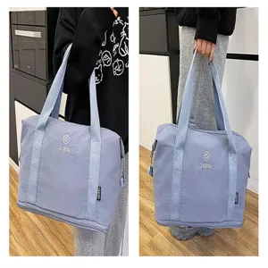 Leichte grosse Reisetasche Detailansicht, tragbare Fitnesstasche mit bequemen Griffen.